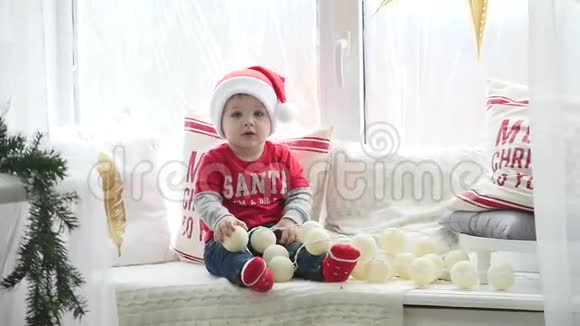 美丽的小宝宝庆祝圣诞节新年假期穿着圣诞服装带礼物的孩子圣诞老人视频的预览图