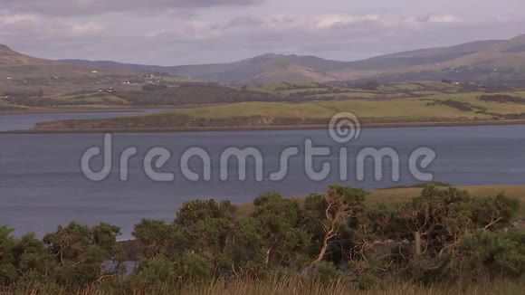 爱尔兰河流中的广阔景观视频的预览图