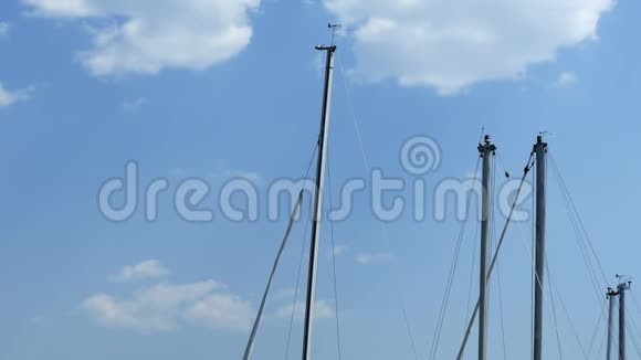 航行的帆船桅杆和多云的天空奥赫里德马其顿视频的预览图