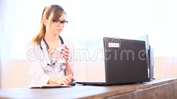 医生入院时在电脑上工作视频的预览图