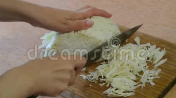 女人的手碎卷心菜家庭厨房视频的预览图