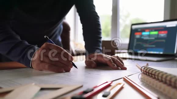 工程师用铅笔在办公室的蓝图上画出建筑师的物体视频的预览图