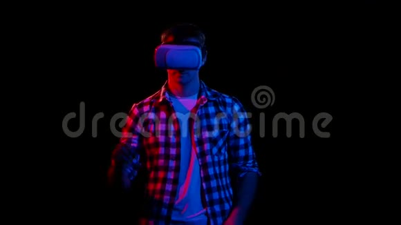 在虚拟现实中人会移动双手黑暗工作室视频的预览图