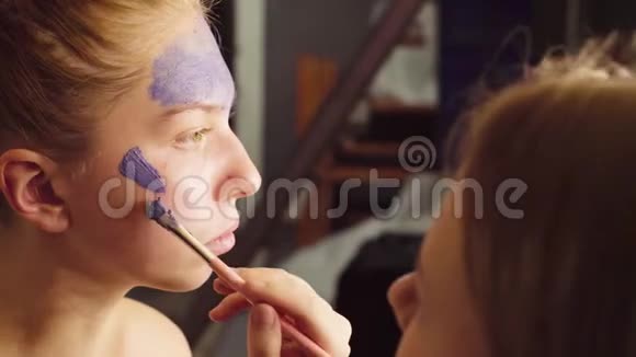 面子艺术化妆师开始作画视频的预览图