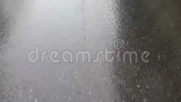 4K景室外漫步在潮湿的灰色道路上上面覆盖着水视频的预览图