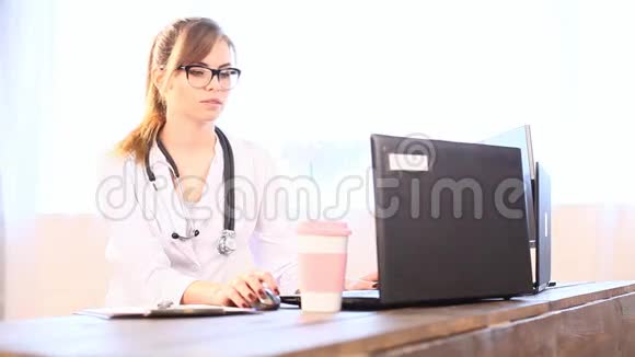 医生入院时在电脑上工作视频的预览图