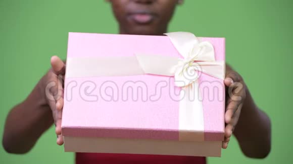 年轻快乐的非洲女人送礼盒视频的预览图
