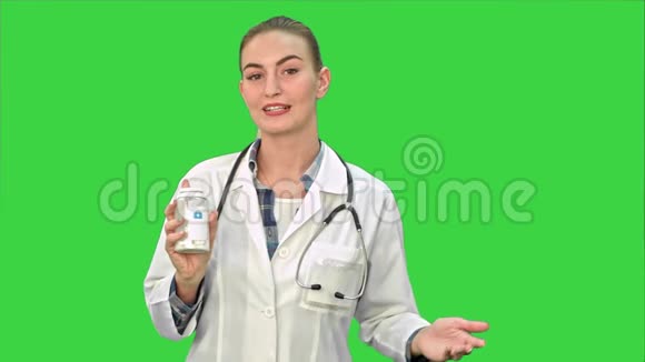 漂亮的女医生在绿色屏幕上为相机描述和广告药丸Chroma键视频的预览图