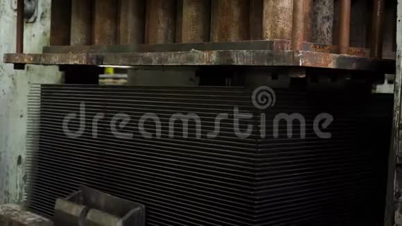 在工厂工作过程中自动金属压力机压力机金属零件的制造工艺视频的预览图