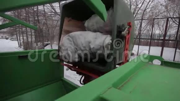 垃圾卡车工作视频的预览图