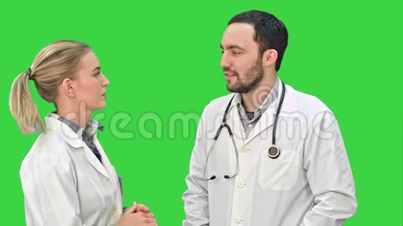两名医务人员在绿色屏幕上与一名病人讨论Chroma键视频的预览图