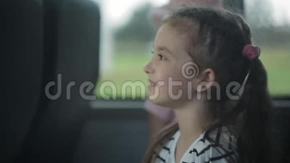 两个小女孩乘公共汽车旅行望着窗外欣赏大自然视频的预览图