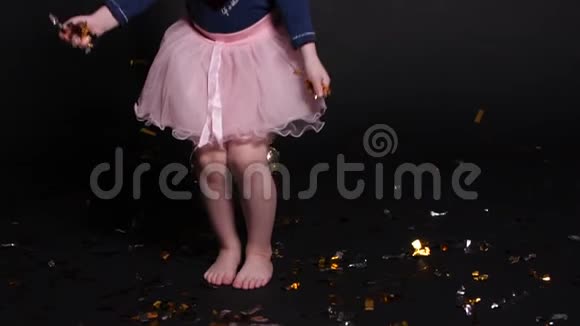 可爱快乐的小女孩跳着纸屑和气球的背景视频的预览图