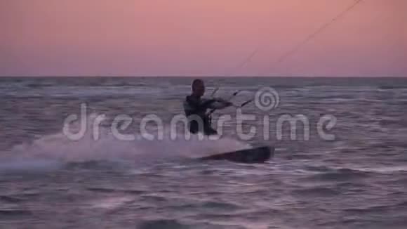 一个人在空中表演魔术黎明时风筝冲浪视频的预览图