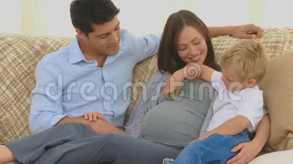 带着丈夫和儿子的孕妇视频的预览图