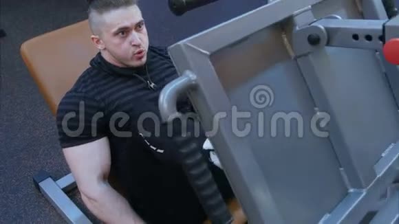 年轻男性在健身房锻炼做腿部运动视频的预览图