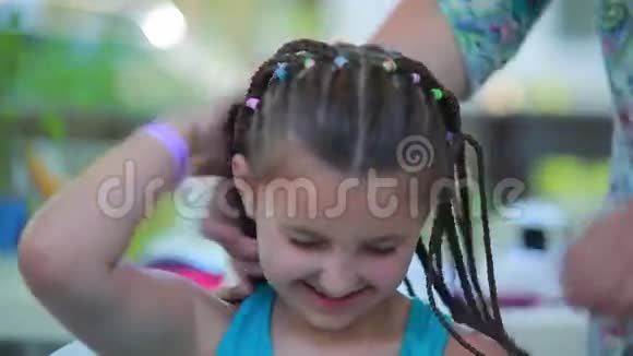 漂亮的女孩喜欢她的新发型视频的预览图