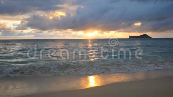 夏威夷威马纳洛海滩的静态极端大片日出视频的预览图