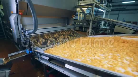 工厂机器正在重新定位薯片视频的预览图
