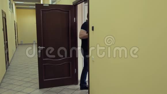 年轻漂亮的女人走在办公室走廊门口和男人争执视频的预览图
