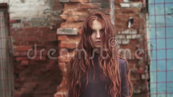 一个年轻的红发女巫的肖像她的头发升起站在尽头视频的预览图