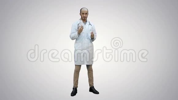 男性医生在白色背景上描述两种不同的药丸视频的预览图