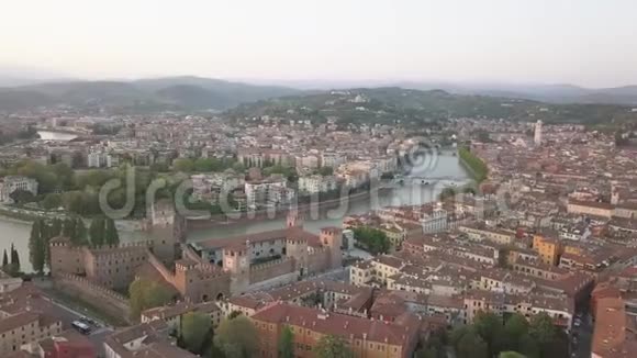 意大利维罗纳在阿迪格河日落时的空中拍摄视频的预览图
