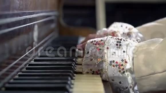女子巴洛克斯Qe手弹钢琴近景视频的预览图