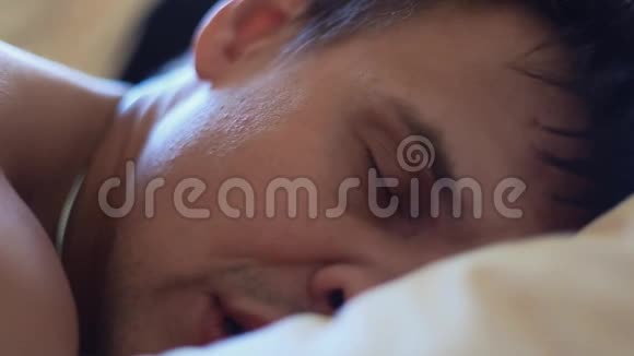 清晨睡在枕头上的肌肉男视频的预览图
