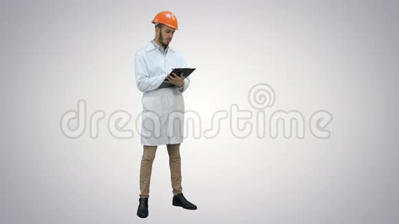 穿白色外套的土木工程师在白色背景的报告视频的预览图