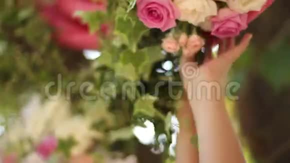 婚礼装饰设置花艺师和装饰师用粉红色玫瑰花组合制作乡村花艺装饰视频的预览图
