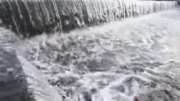 小水坝的水流视频的预览图