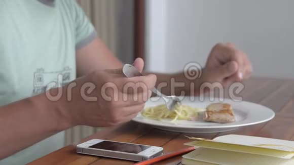 年轻人在吃早餐时打电话视频的预览图