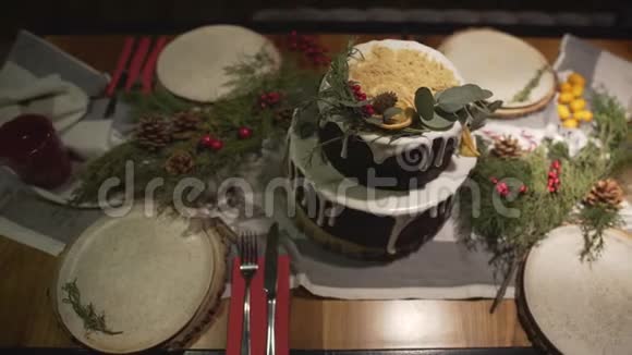 圣诞蛋糕大餐桌上装饰精美的圣诞蛋糕全家欢乐气氛全景视频的预览图