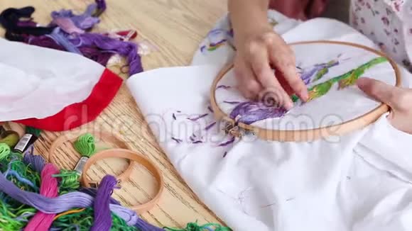 女性手用针缝针线活刺绣爱好顶部视图视频的预览图
