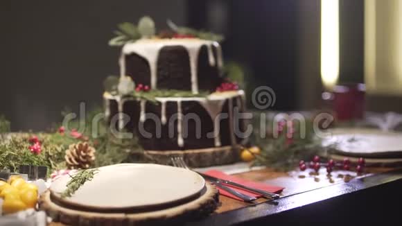 在新年前夜欢乐的装饰气氛中放松了可爱的圣诞晚餐桌上姜饼蛋糕视频的预览图