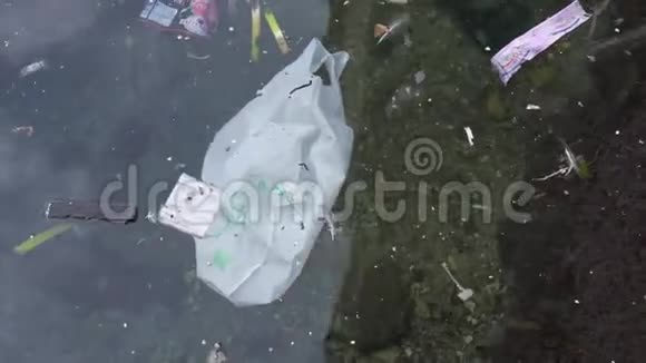 漂浮在海上的塑料袋和其他污染废物视频的预览图