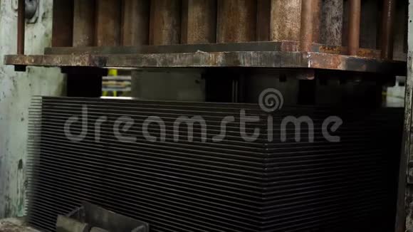 在工厂工作过程中自动金属压力机压力机金属零件的制造工艺视频的预览图