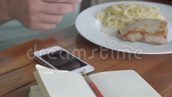 年轻人在吃早餐时打电话视频的预览图