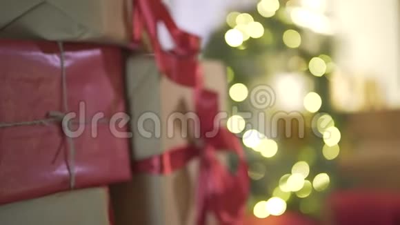 在装饰好的节日气氛房间里新年树上的精美的圣诞礼物视频的预览图