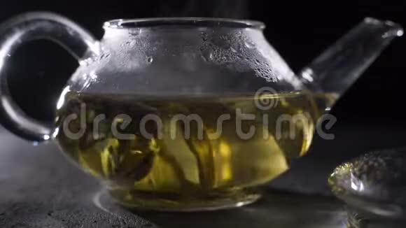 冲泡茶叶的过程视频的预览图