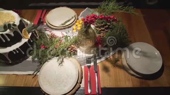 令人惊叹的圣诞蛋糕餐桌上的全景景观新年庆祝家庭节日气氛视频的预览图