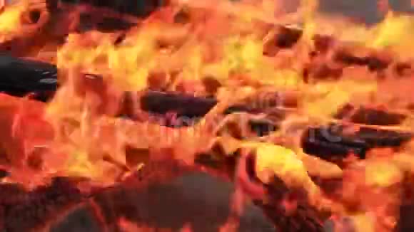 家风格的视频声音一张燃烧的野餐桌的极端特写视频视频的预览图