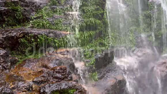 山石上的近水流视频的预览图