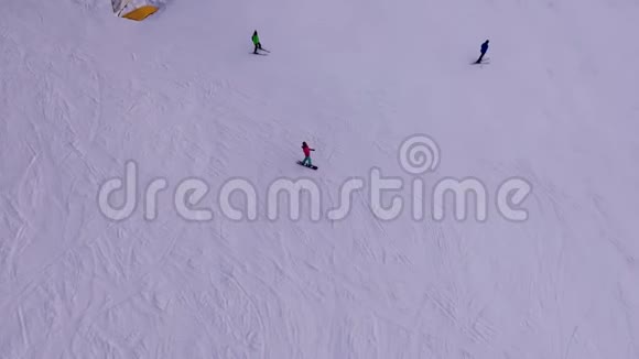 滑雪者骑着蛇在山上为猫视频的预览图
