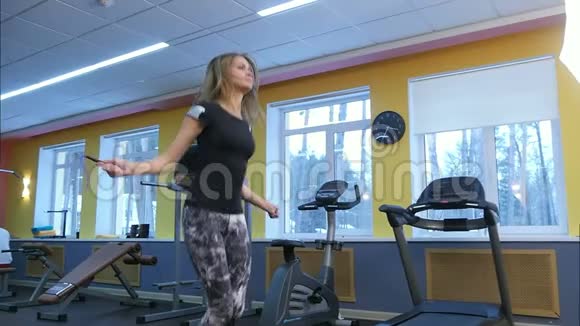 健康的年轻女子在健身房跳绳视频的预览图