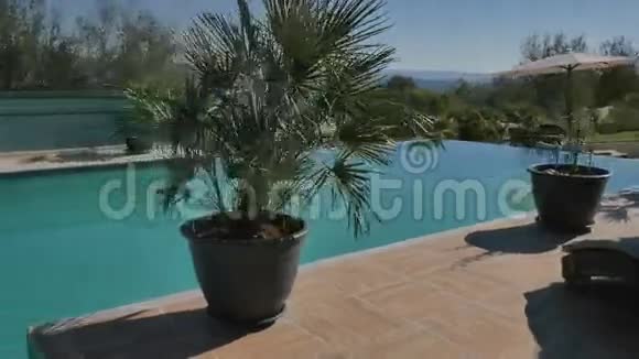 别墅后院的游泳池视频的预览图