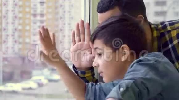 男孩和他父亲向窗外挥手视频的预览图