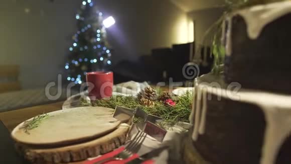 在餐桌上放着姜饼的餐厅里有着美妙的节日气氛和舒适的圣诞树气氛视频的预览图