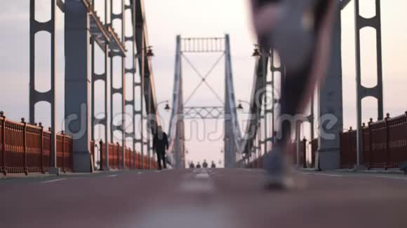 斯利姆高级女性在城市过桥视频的预览图